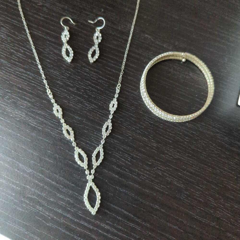 Matching crystal jewelry set!